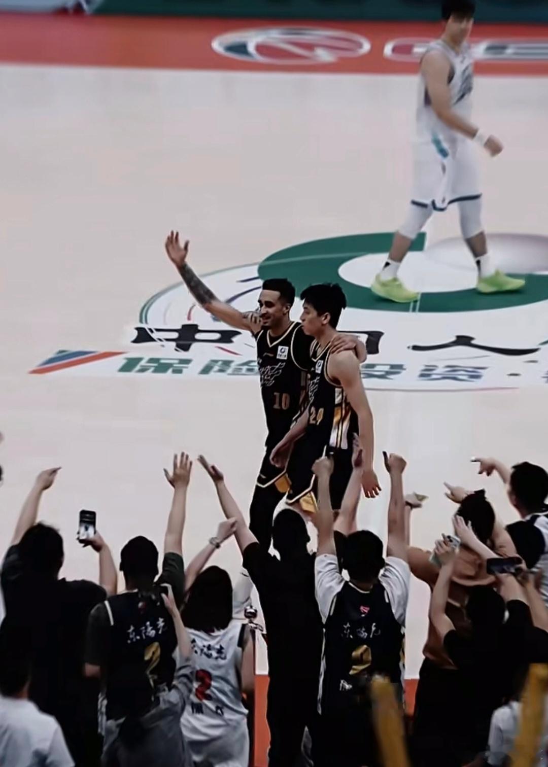 哈哈奎因这情绪价值直接拉满，搭着小崔的肩膀，向全场观众索要掌声：看我大哥牛不牛！