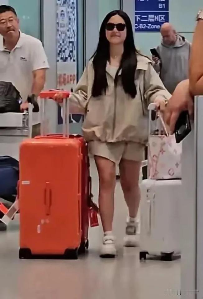 李湘女儿回国了，王诗龄在LV包挂labubu，穿短裤秀“美腿”好飒美。王诗龄