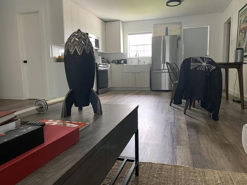 你敢信吗？马斯克这个身价几千亿美元的男人，住的不是豪宅，而是一套不到5万美元的