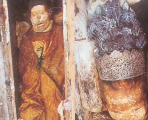 1994年，湖北荆门一座古墓被盗，专家们从里面发现了一具女尸，谁知大家一看，怒不