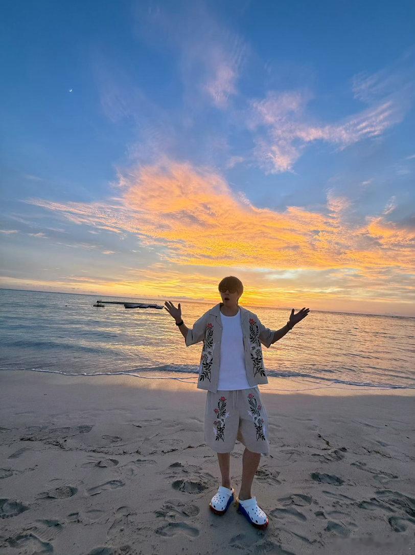 王濛说旅行是热烈的象征王濛很适合出发的一个人☀️奔赴海上享受海钓时光，有收获也有