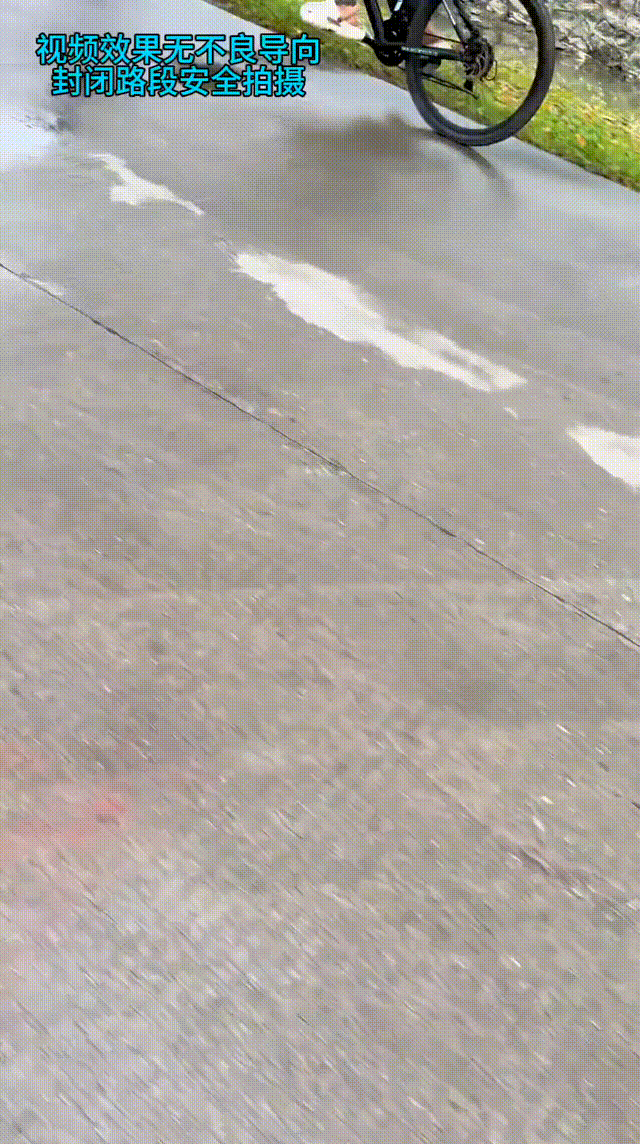这辆自行车应该可以坐十来个人吧？