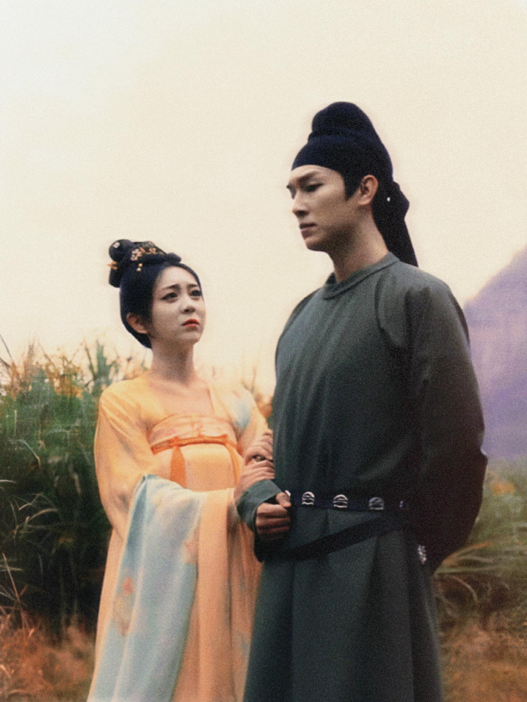 迷药乱局里喜君撞进卢凌风怀，他下意识护在身后——这是刻在骨血里的护妻本能！又野又