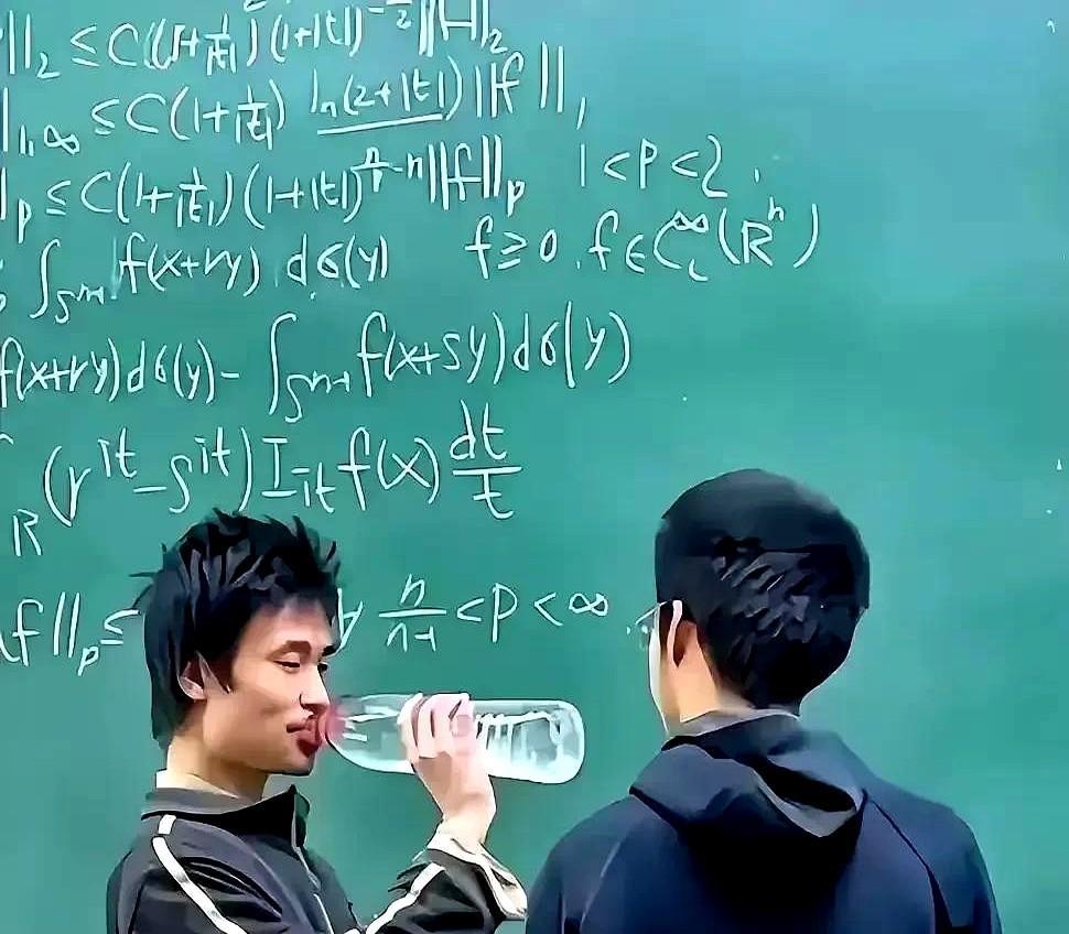 有一个同学在北大，他常常能碰到韦神，他说韦神并不是那种孤僻的人，他三顿饭从来不在