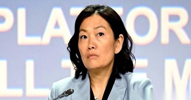 天上掉下几架无人机，几十个足球场大的仓库直接烧成了空架子。你绝对想不到，俄乌打