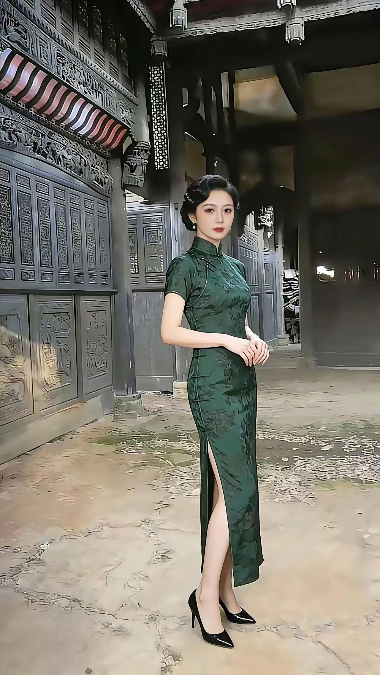 旗袍佳人温婉清泠入画帏，骨凝眉际韵成诗。一袭锦缎半生梦，冷蕴柔辉映岁时。