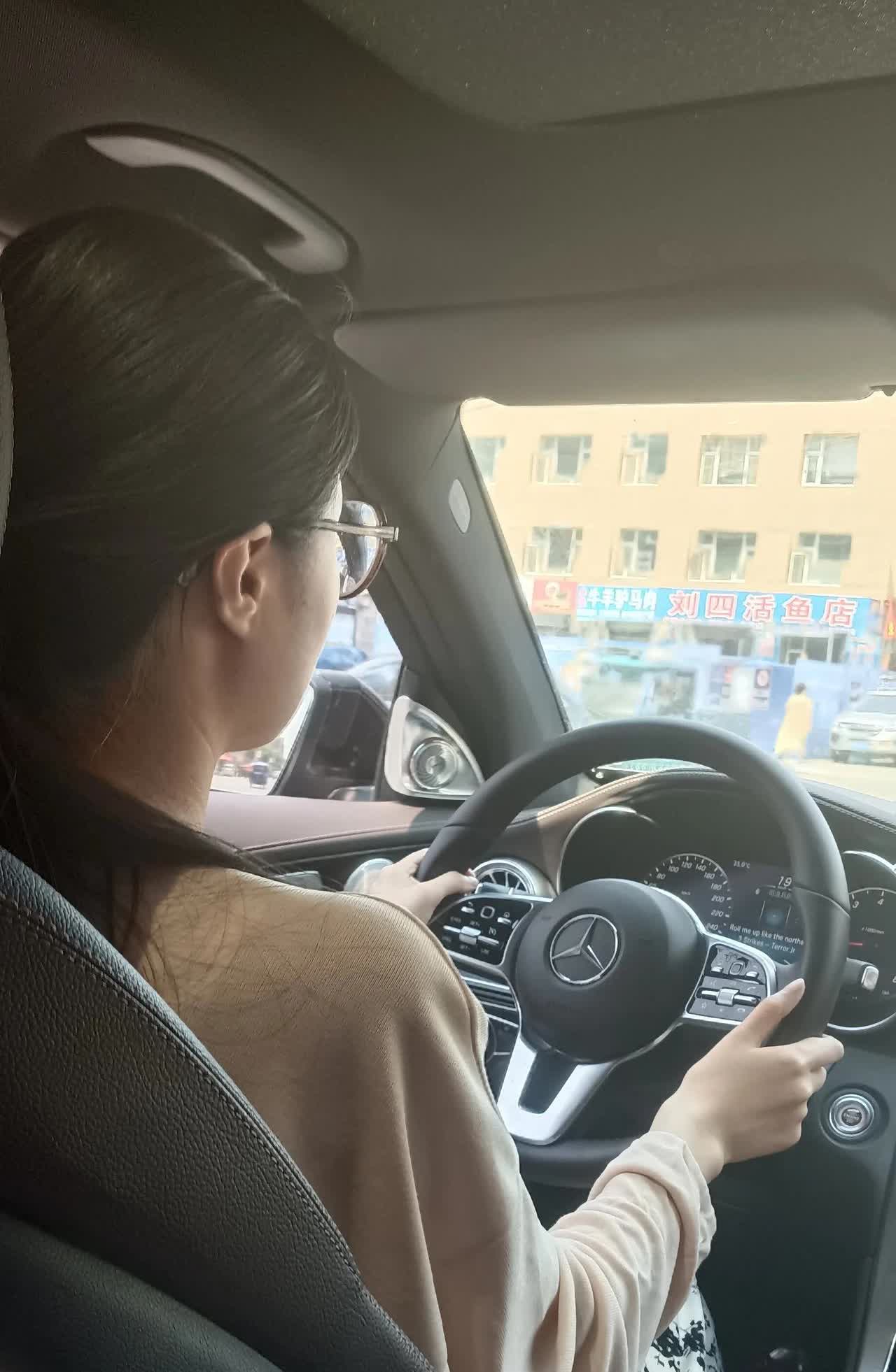 现在的孩子们真搞不懂，离婚了还你我往的，有个事情知声就到。大姐前天出