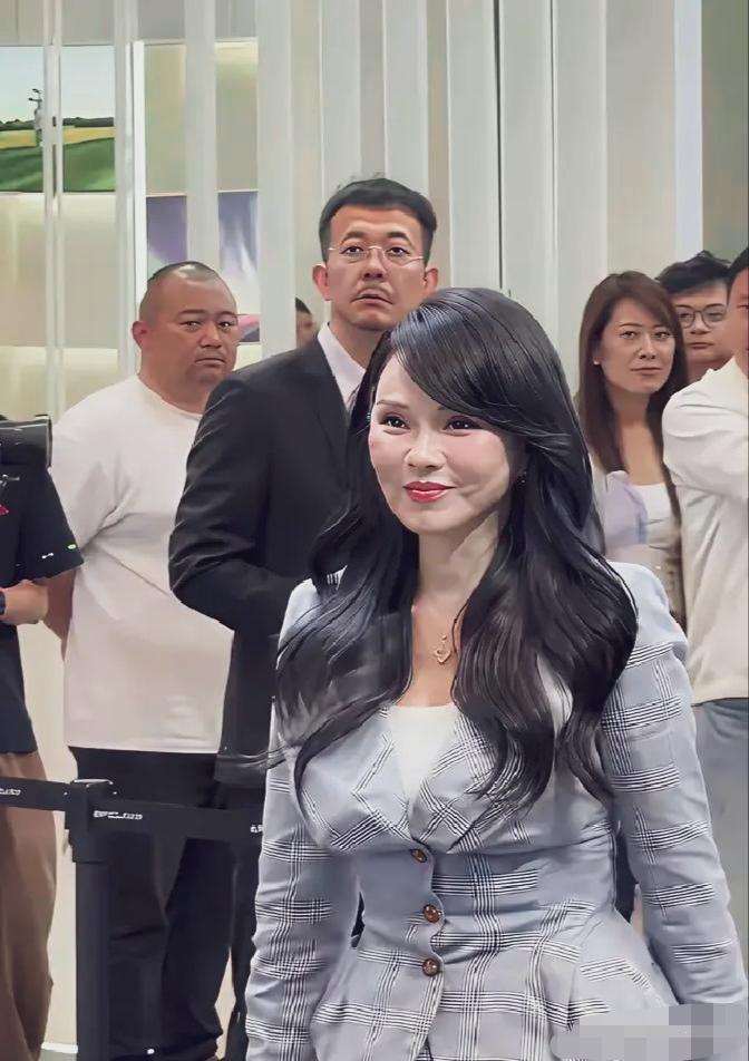 画面违和感“不像真人”，伊能静妆容紧致、医美后的面部紧绷笑起来坑洼不平。以