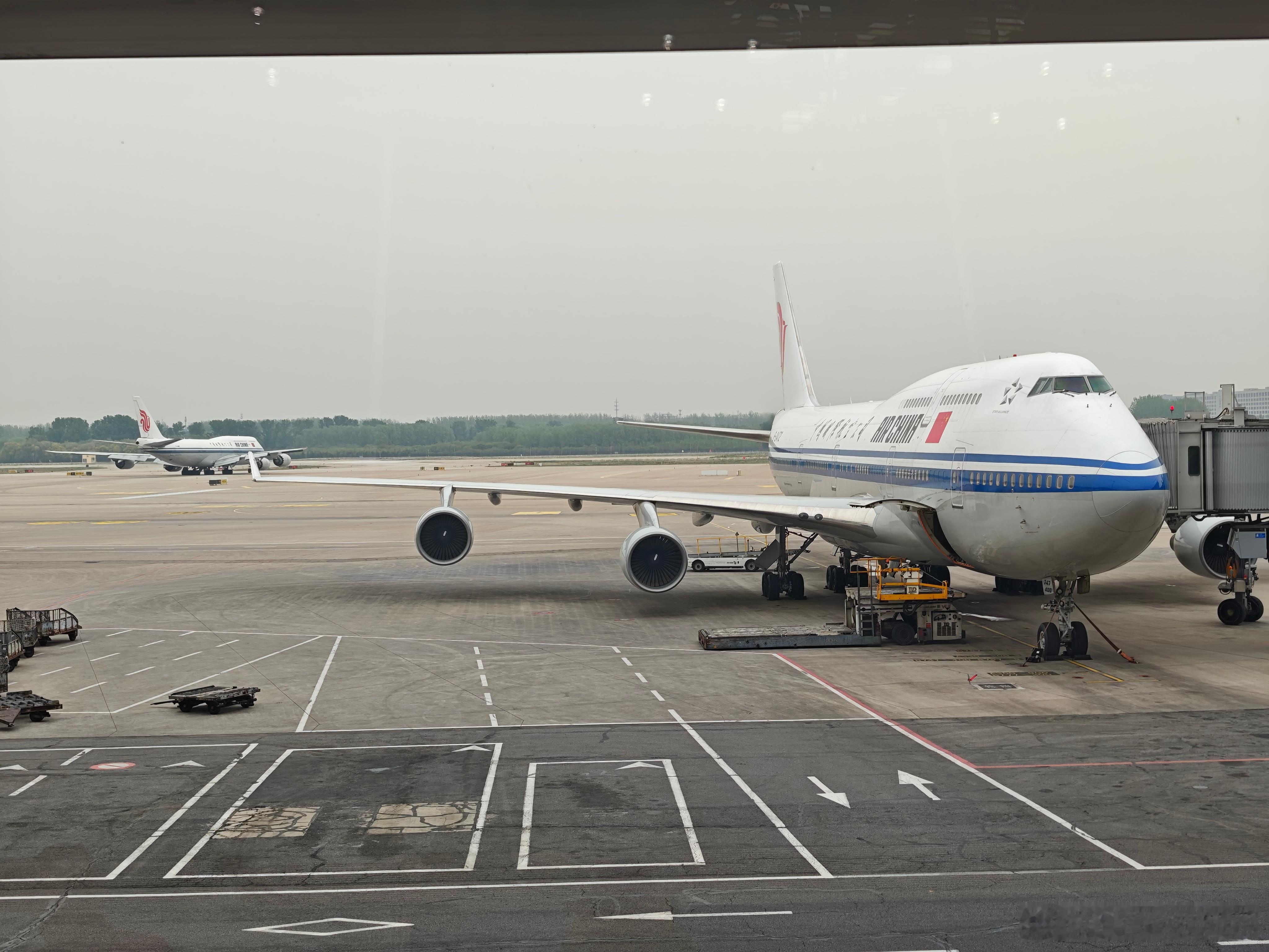 两架国航747同框，其中前面这架B2472，是服役26年的747-400（在飞的