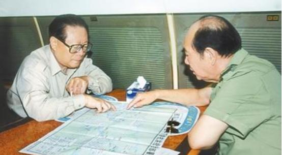 1990年5月，济南军区司令员张万年到驻莱阳某部视察。下车后，张万年就对陪同视察
