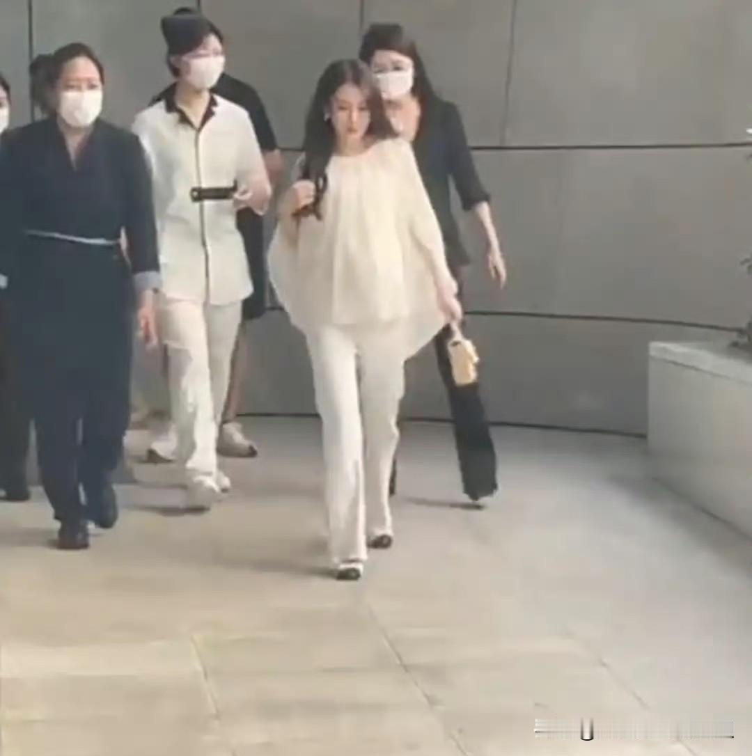 方媛这胎估计怀的是儿子，因为明显感觉这胎怀的很高调！[呲牙笑]不仅隔三差五上个