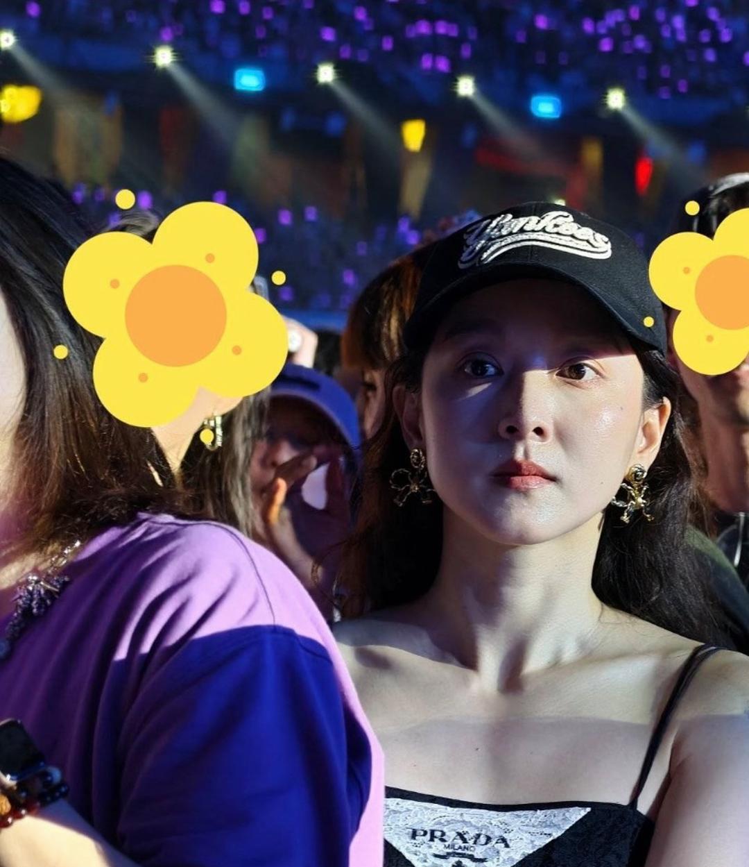 马龙与妻子夏露携手观看林俊杰演唱会，夏露吊带裙美得不可方物，龙队帅气十足尽显绅士
