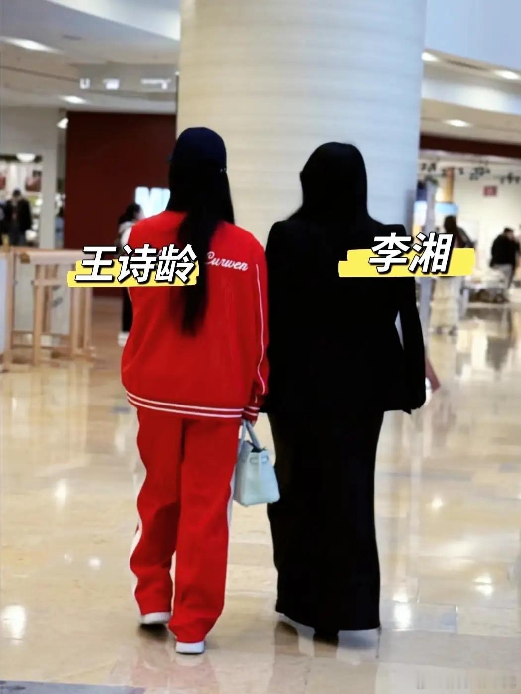 李湘王诗龄在香港逛街，王诗龄一身红色休闲装，别看平平无奇，可不便宜！李湘对女儿真