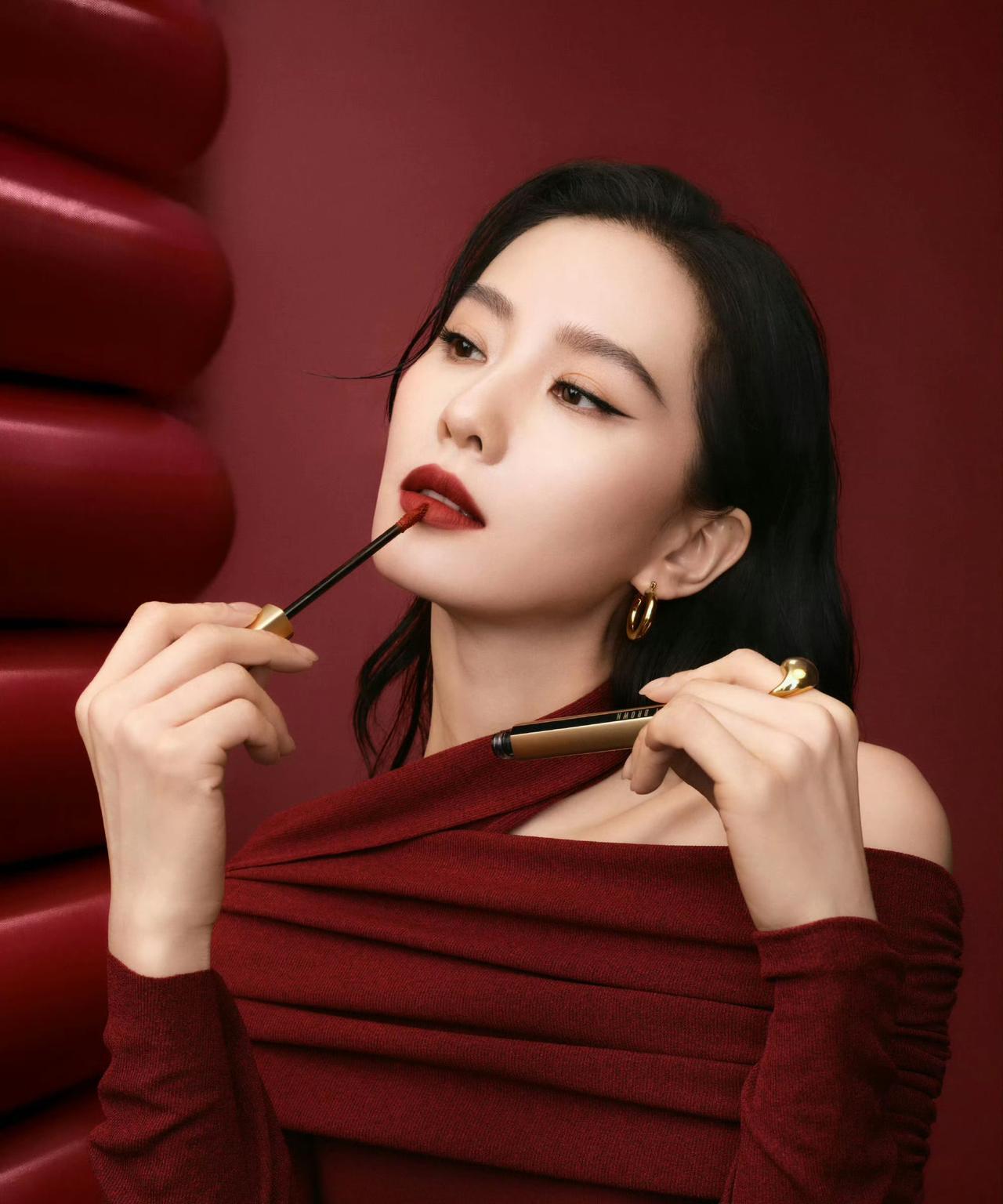#刘诗诗#红丝绒般的质感在光影里流淌，唇间一抹浓郁色泽，是复古与摩登的碰撞，每一