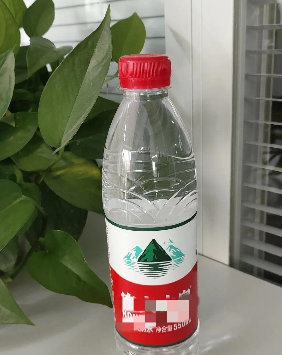 前天和儿子出门逛公园，我俩都有些渴了，于是他在便利店里选了两瓶水，但我发现他选的