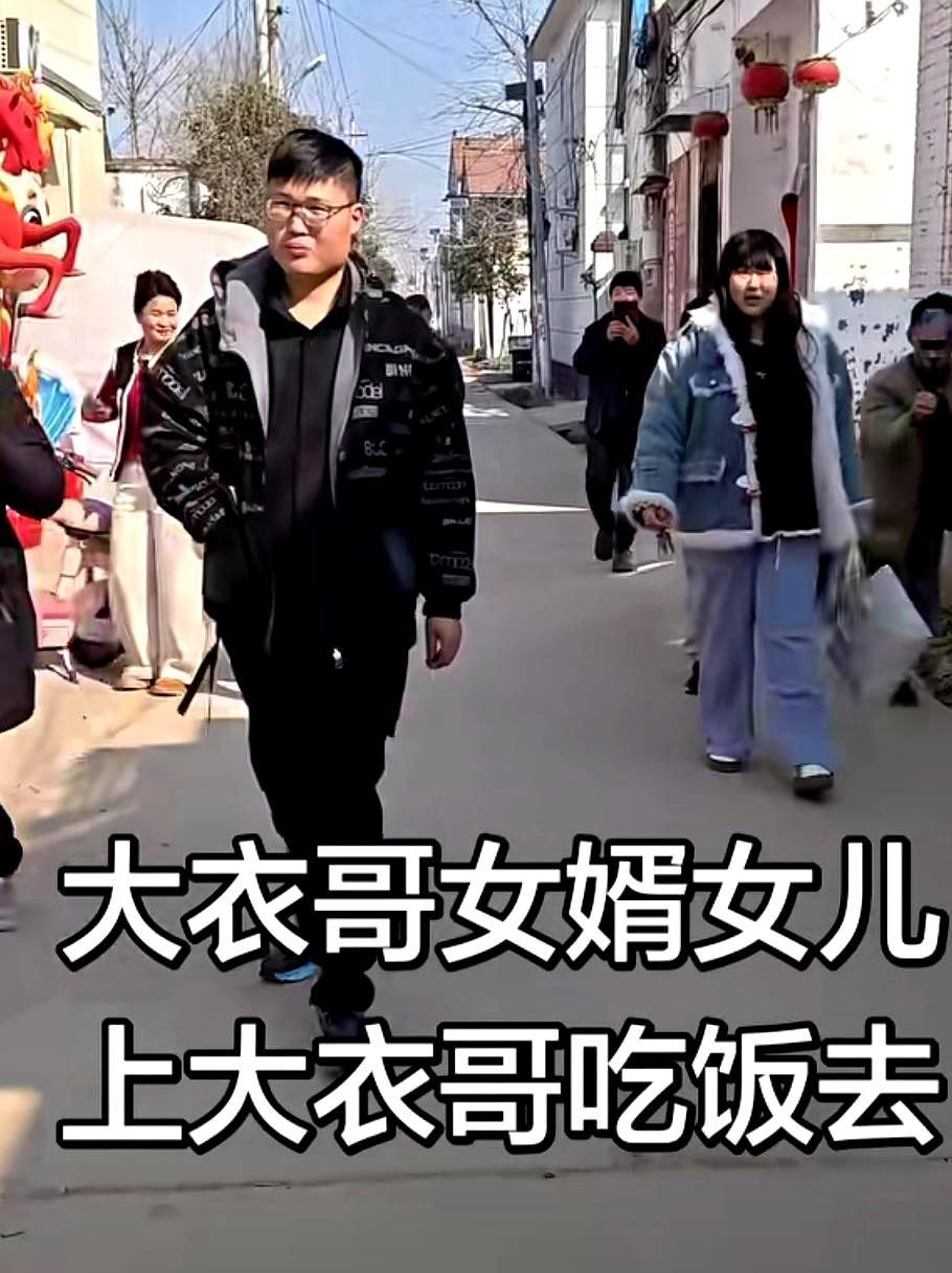 “你粉丝关我啥事？”刚结婚5天的大衣哥女儿，回娘家拜年，当场就跟堵门的直播博主翻