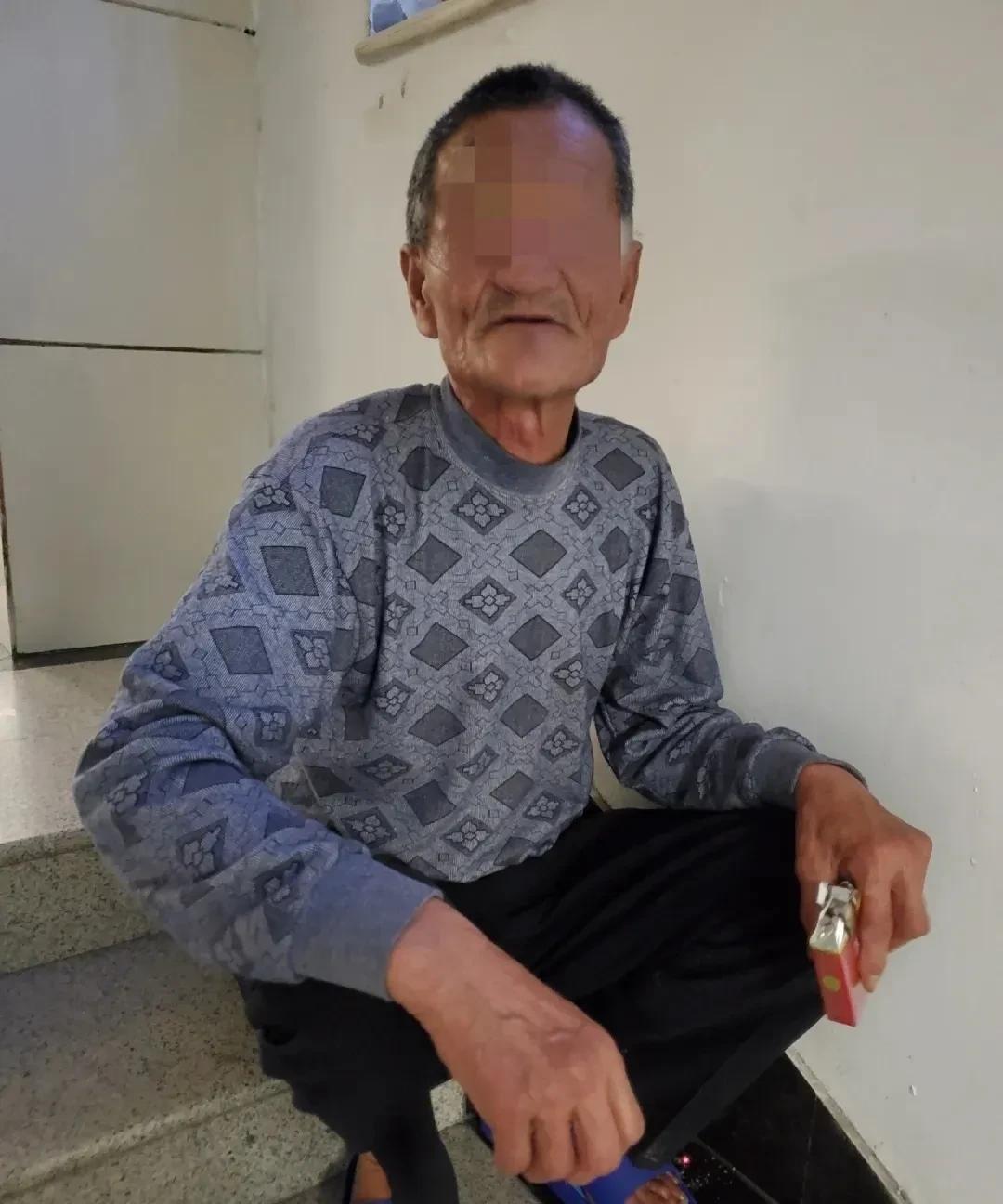 这么多年，我一直没忘医院走廊里那位74岁的大哥……前些年，陪爱人住院，陪父亲住