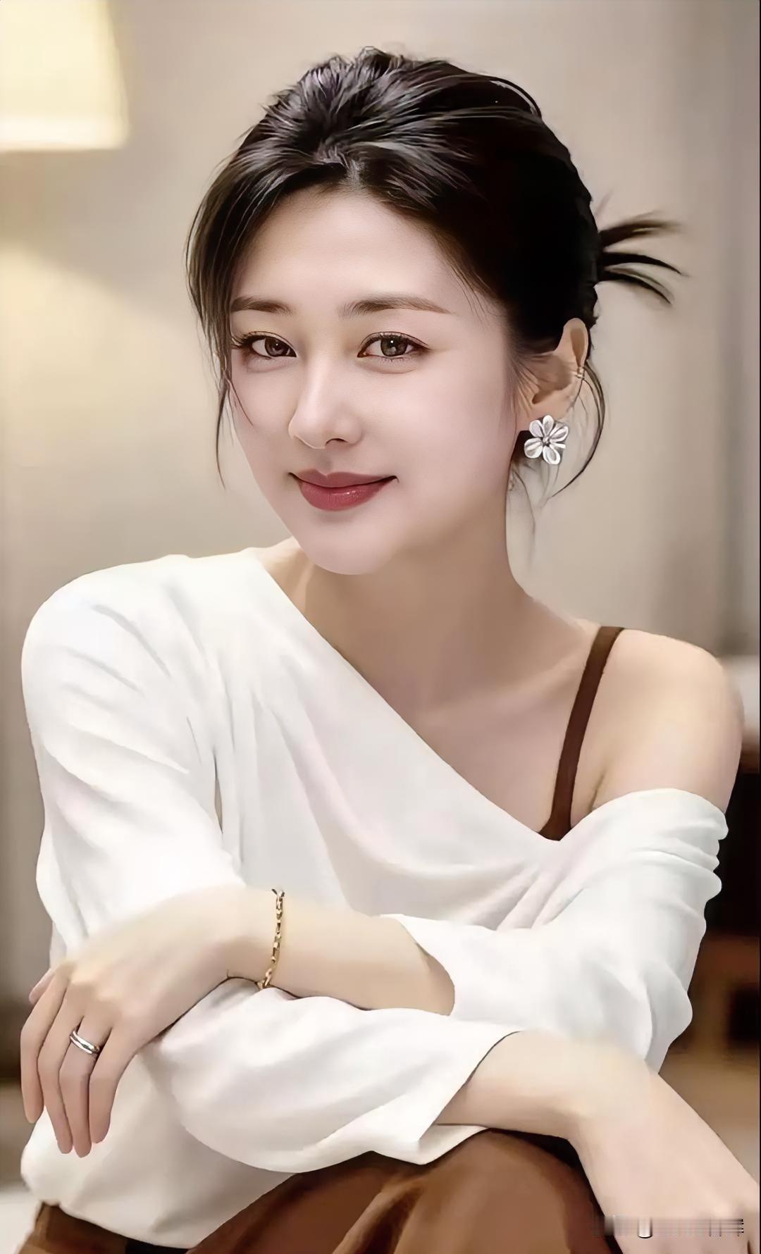 白衫似云，斜落肩头的温柔。棕裙如墨，晕染岁月的静流。花形耳饰，轻颤春日的