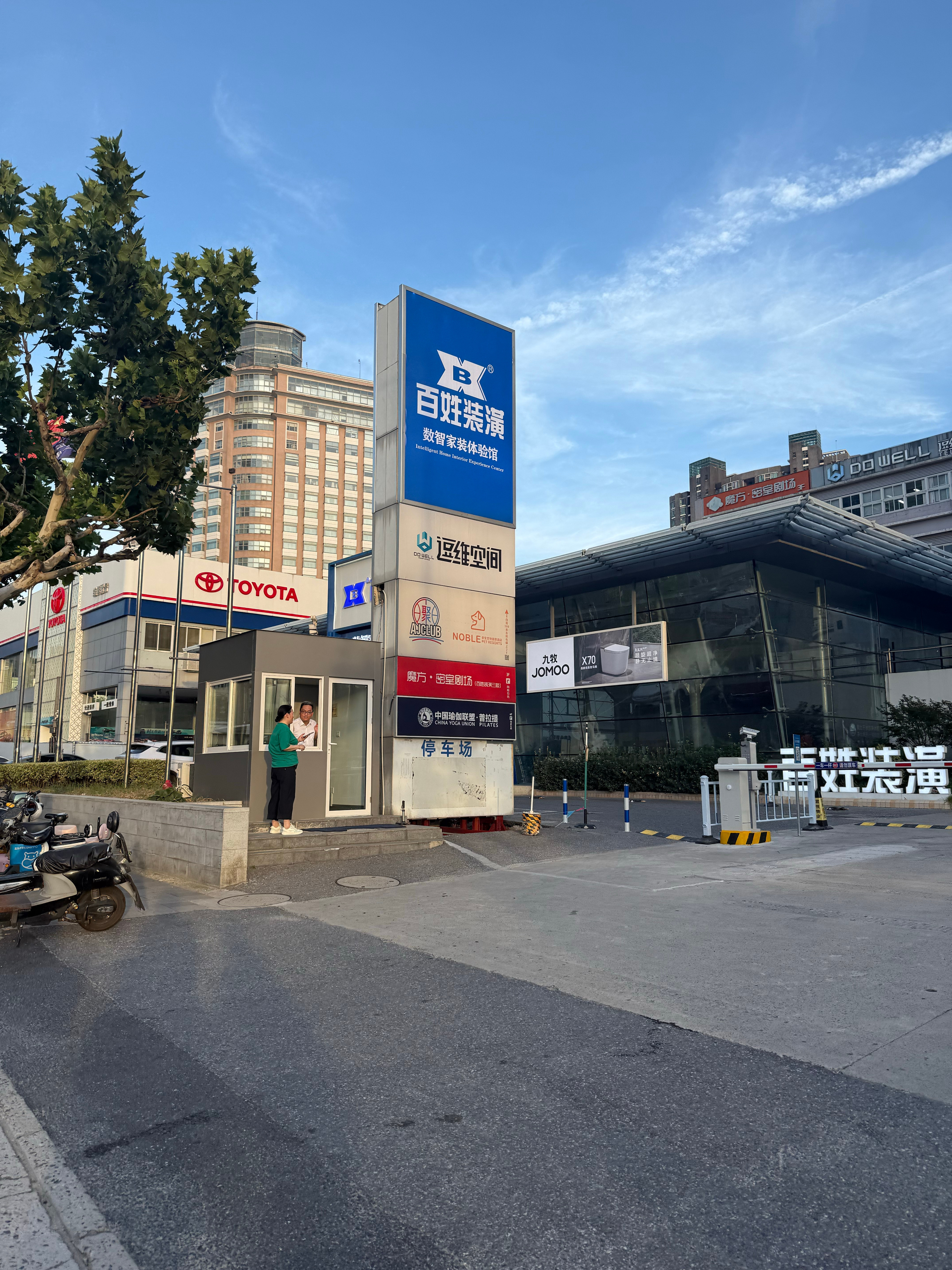 这么好的4s店都没人租，变成装修公司了。车市不好了​​​