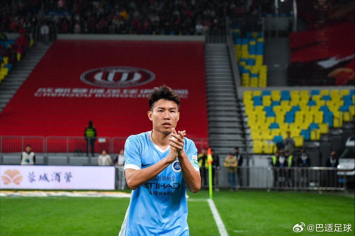 成都蓉城与深圳新鹏城的比赛之中，有一个小细节：当杨一鸣被换上场时，球迷先嘘了一下