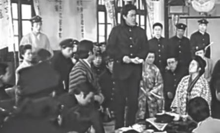 1905年，秋瑾和鲁迅发生激烈争辩，不料，秋瑾从靴筒里拔出倭刀，往讲台上“咚”地