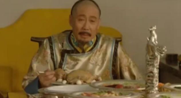 康熙设宴，发现一位将军偷偷打包菜肴，正欲发作，李光地却小声说："皇上，他家中有位