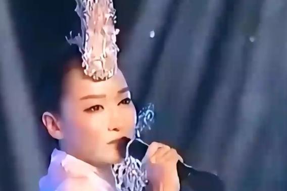 萨顶顶的起点，并不是那个神秘的民族歌手，她原名叫周鹏，一个来自河南平顶山的姑娘，