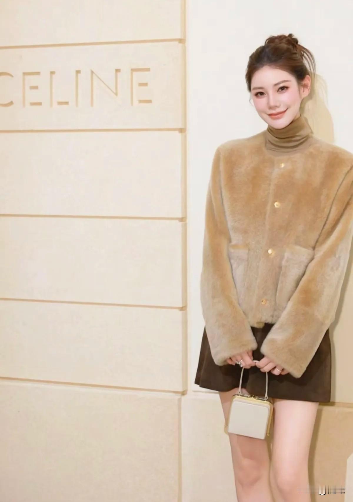 确定怀孕了吗？马筱梅受邀参加思琳品牌活动，标志性的高扎发型，棕色短裤毛绒款外套