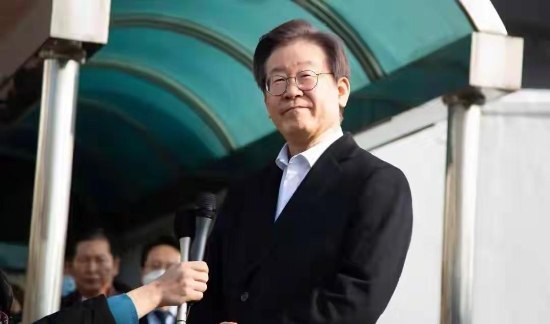 ​11月10号，从韩国龙山总统府传出惊人的消息：在总统府内可能存在着爆炸物，这消