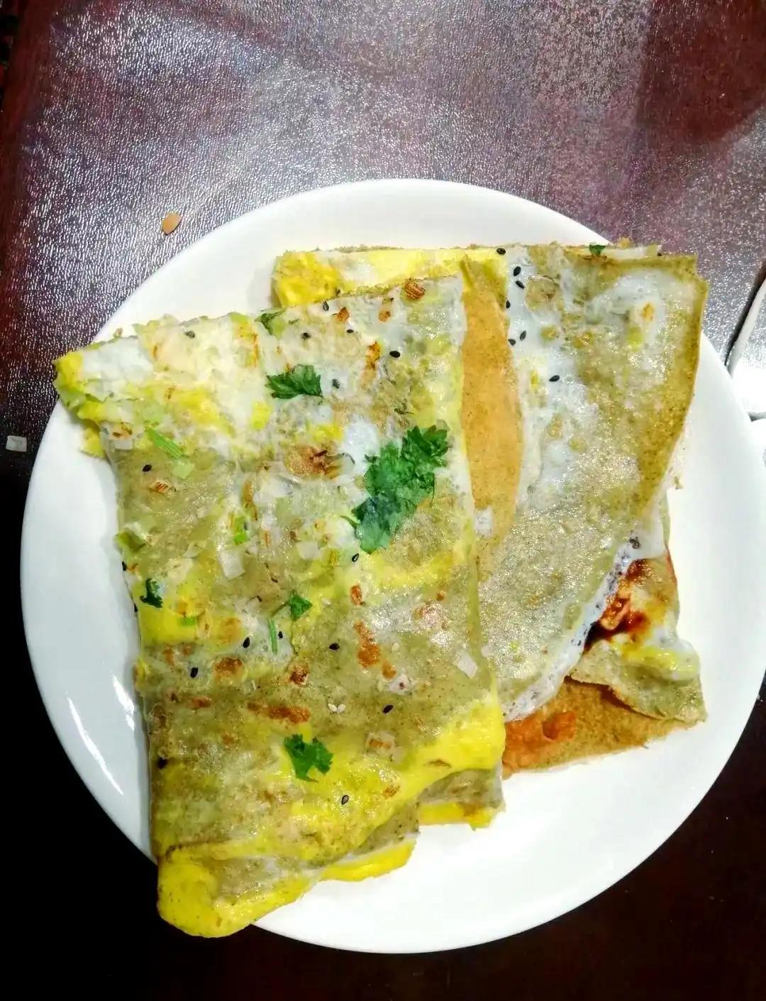 天津旅游，美味早餐真的值得打卡！天津早餐1、煎饼果子、嘎巴菜（锅巴菜）、大饼