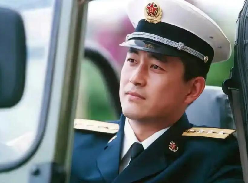 那一年，王志飞爱上了比自己小16岁的张歆艺，随后决绝地向妻子提出离婚。尽管妻子苦