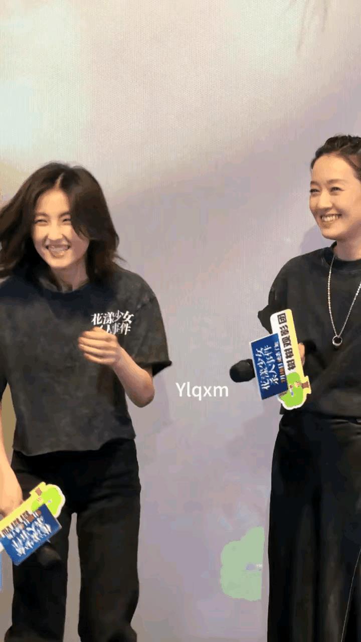马伊琍的状态太好啦！一点都不输站在她旁边的年轻女孩，还是喜欢马伊琍，尤其是小虎牙