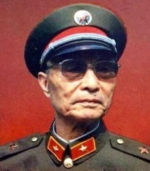 1984年，张爱萍上将和新疆自治区党委第一书记王恩茂中将通电话。电话接通，张爱萍