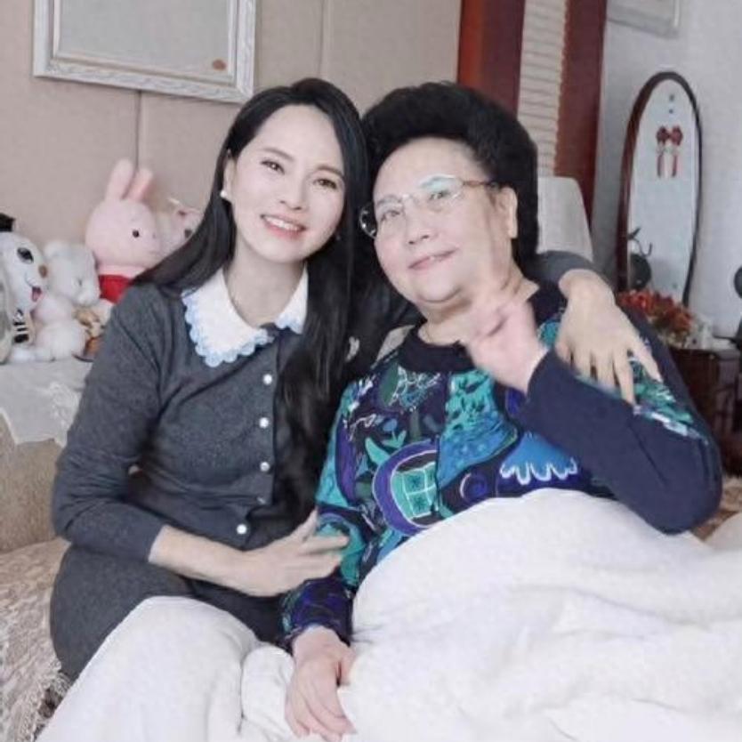 伊能静的两段婚姻，藏着婆媳关系的冰火两重天。庾家婆婆视她为：小歌女屈辱，公开