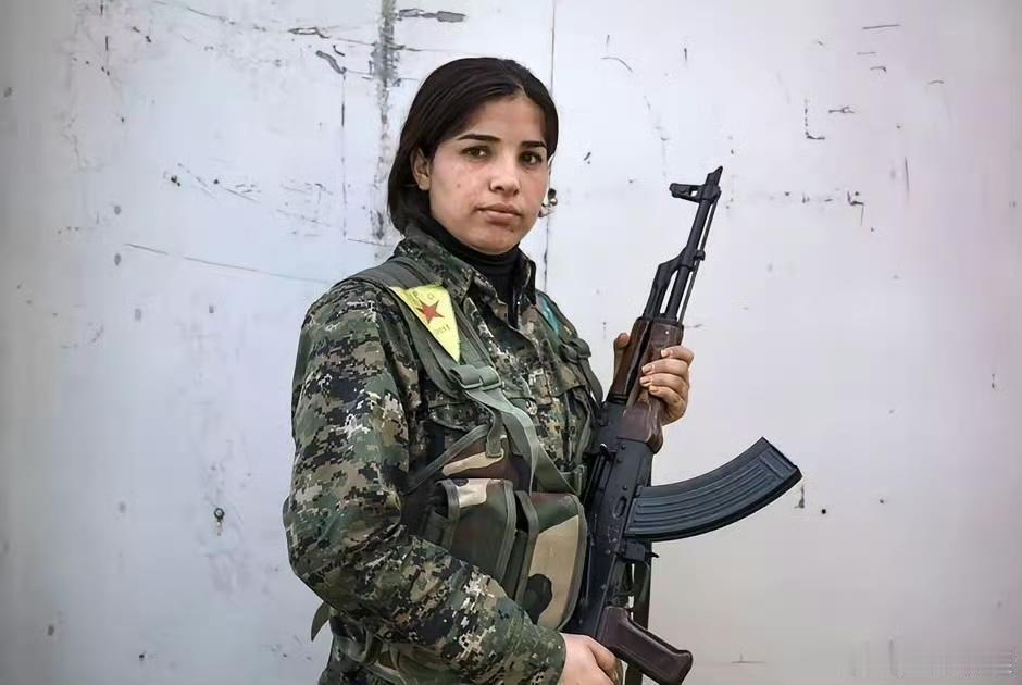 相信美国临死都穿不上裤子！库尔德女兵相信美国斡旋放下武器，被叙利亚临时政府军虐杀