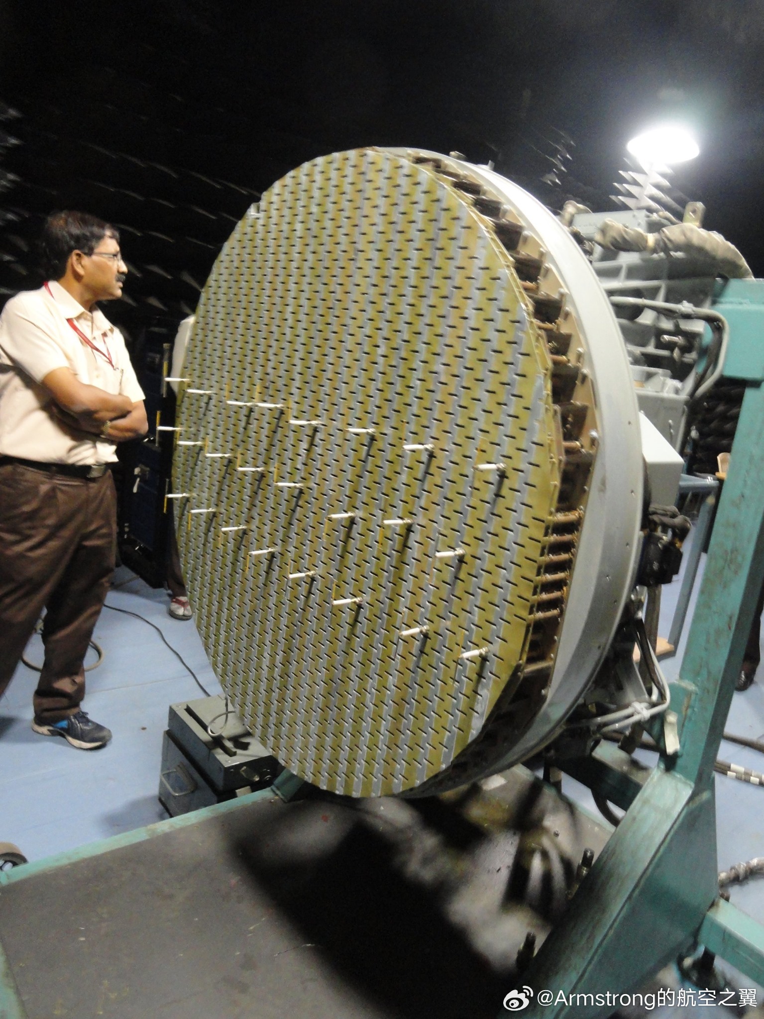 印度地勤维护苏-30MKI的N001M豹无源相控阵雷达。烽火问鼎计划每天认识一