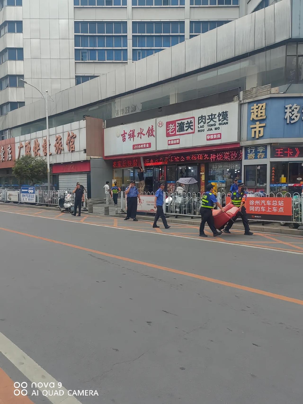凉凉了徐州老潼关肉夹馍停业整理，网友拍到老潼关肉夹馍被相关部门介入已停业关门。