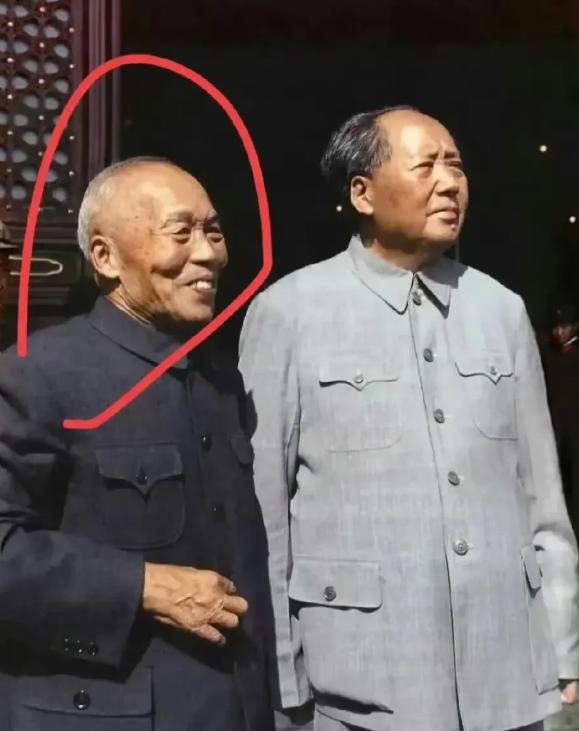 1966年，国民党桂系领袖、陆军一级上将李宗仁，和毛主席一起登上天安门，共同庆祝