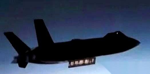 那张歼-20开弹舱的图，估计让对面一宿没合眼。镜头拉近，所有人都盯着那个从机腹