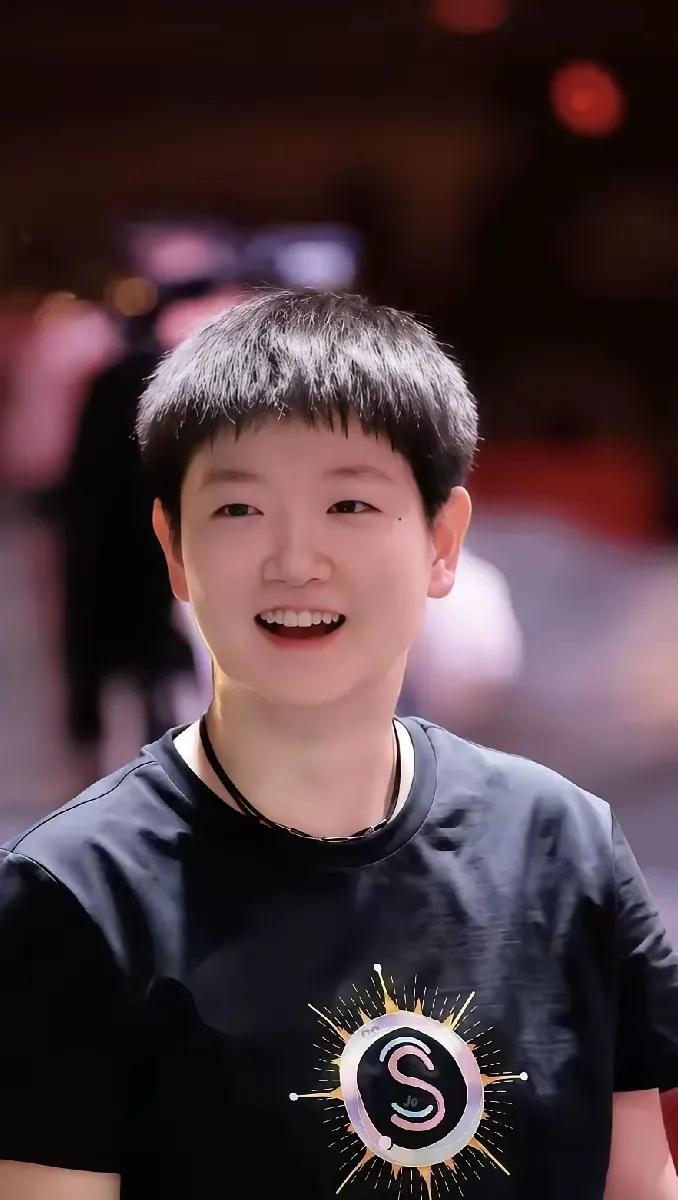 孙颖莎离开赛场赶回北京正如网友说的：此行无目的只为解相思～为了不让等待