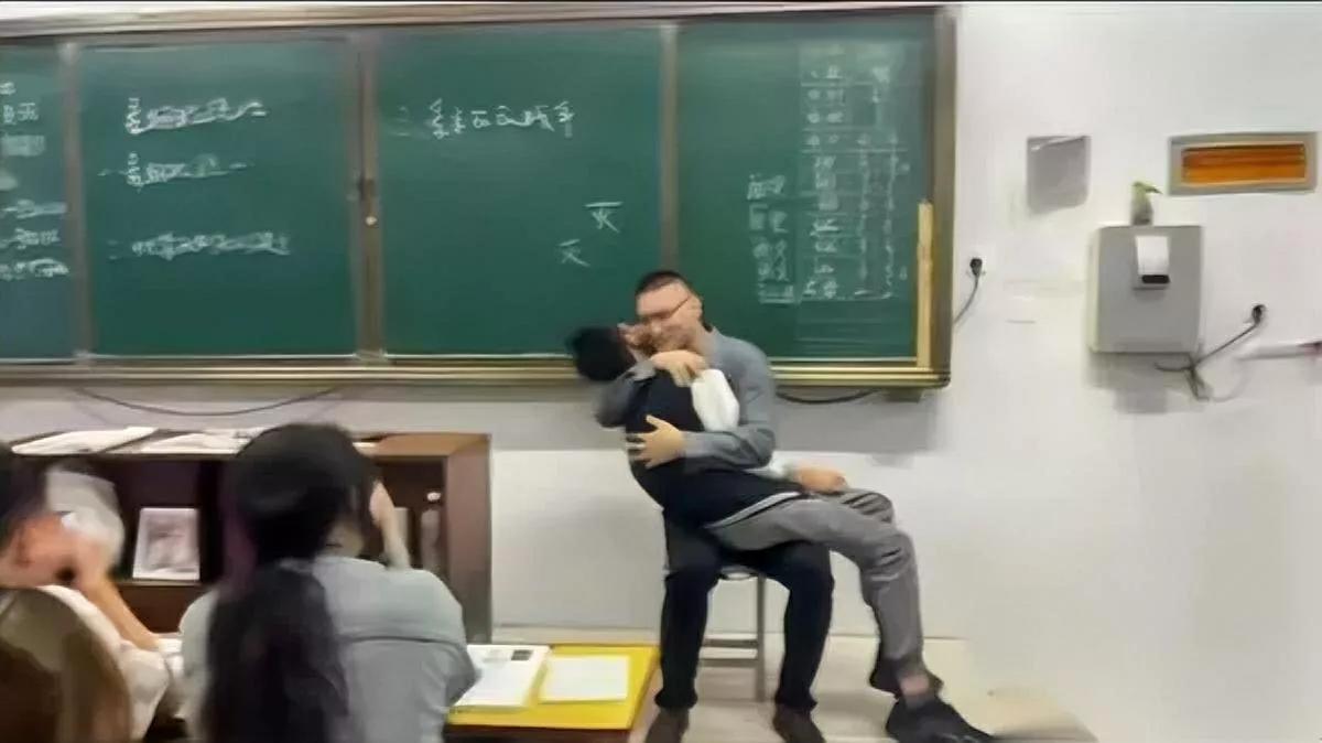 高一男生上课总困既没熬夜也没不舒服班主任的操作，他恐怕得记到高考后那