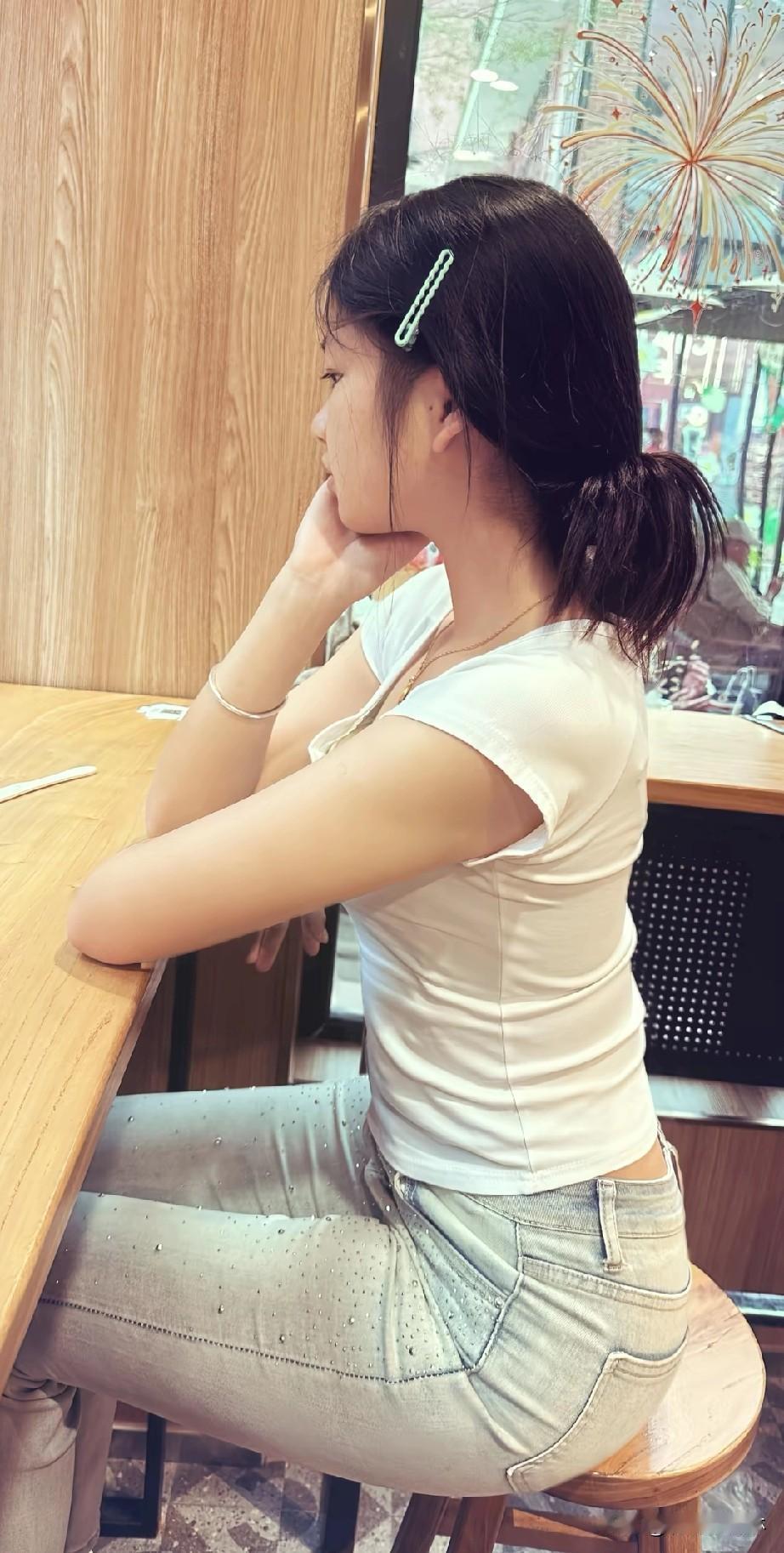 午后咖啡馆的静谧时光，享受生活的每一刻。