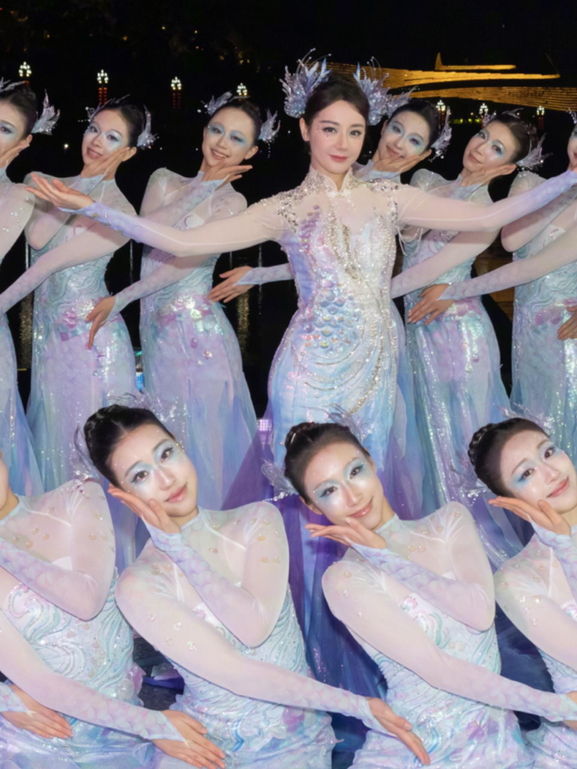 热巴迪丽春晚节目海报来了刚看到好多人说没有红唇不满意但是看整体海报这个妆造很合适