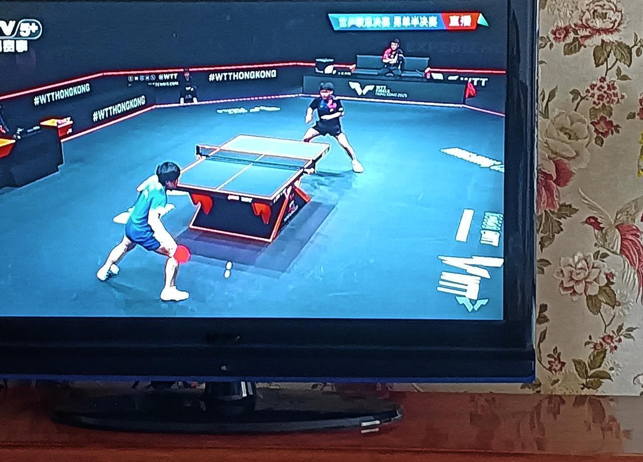 他输了，但张本智和握完手，后背全湿了。WTT半决赛，林诗栋3-4惜败。可他的