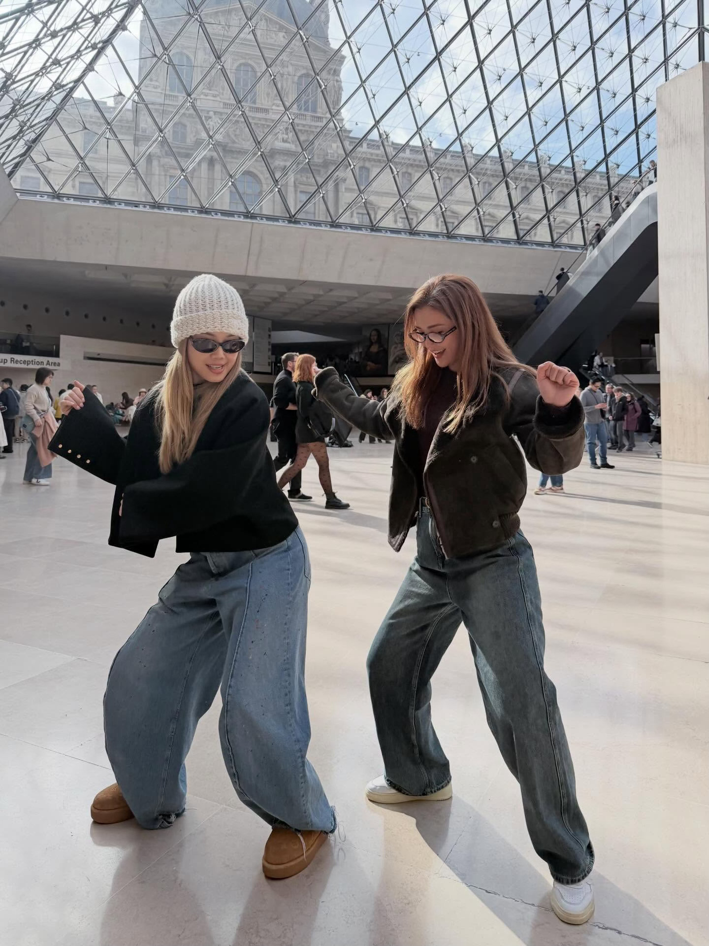 阿Sa容祖儿在巴黎开心到要跳开心舞💃💃