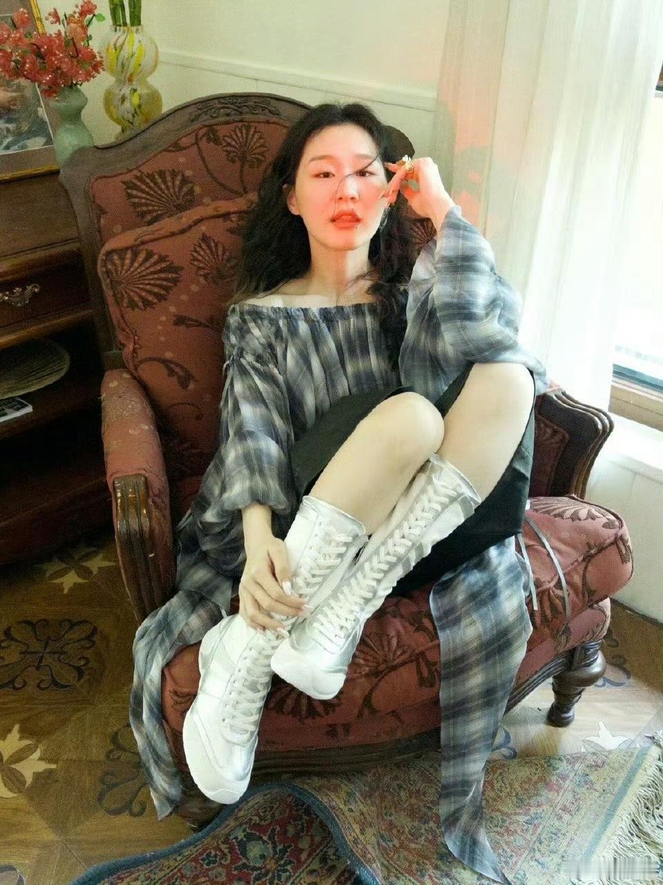 金靖这状态也太绝了吧！肉眼可见又瘦了好多，整个人都透着一股轻盈劲儿～她笑起来的
