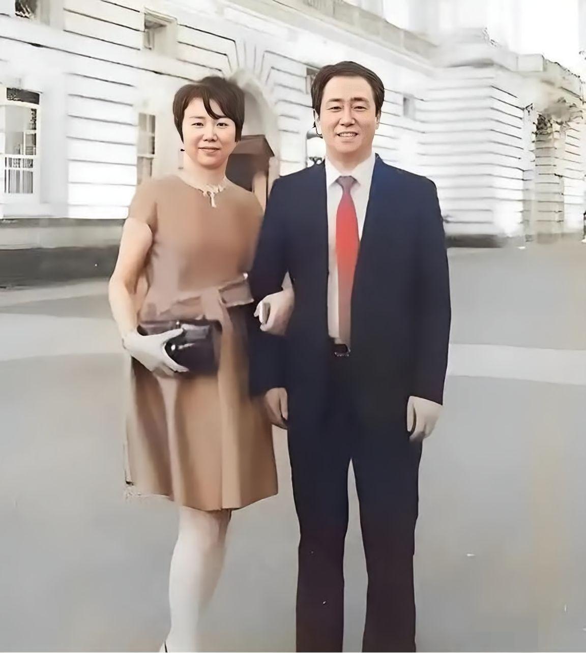 许家印的前妻在通过“技术离婚”后，获得了恒大数百亿港元的分红，然后一次性购买了伦