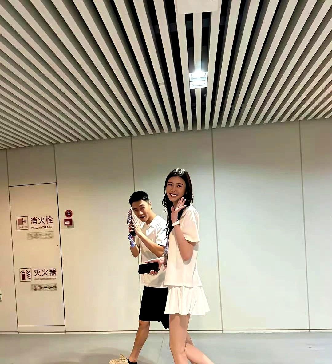 何猷君澄清私生子谣言才几天？转头就带老婆高调追星去了！谢霆锋杭州演唱会，五万