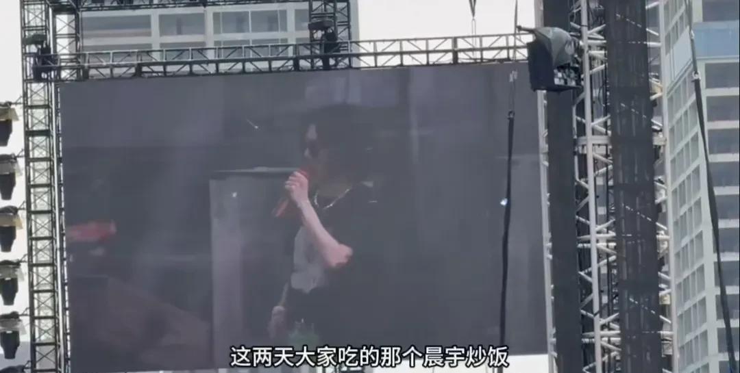 华晨宇佛山演唱会结束了，最辛苦的不是连续三天又唱又跳的华晨宇，也不是从各地千