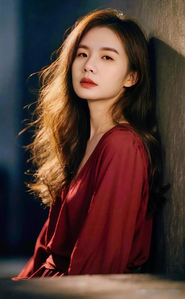 高考终于结束了。女儿一进门就哭得稀里哗啦，不是因为题难，而是我这个做小舅的弟弟办